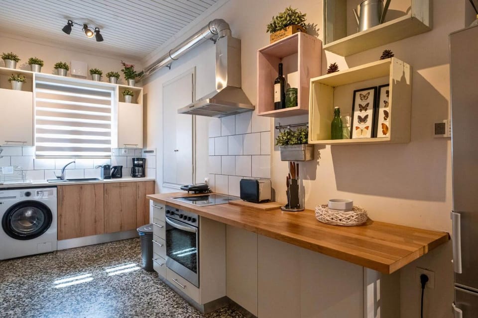 Property building, Day, Coffee/tea facilities, Kitchen or kitchenette, Decorative detail, Guests, Location, young children, older children, group of guests, dishwasher, internet, oven, stove, washing machine