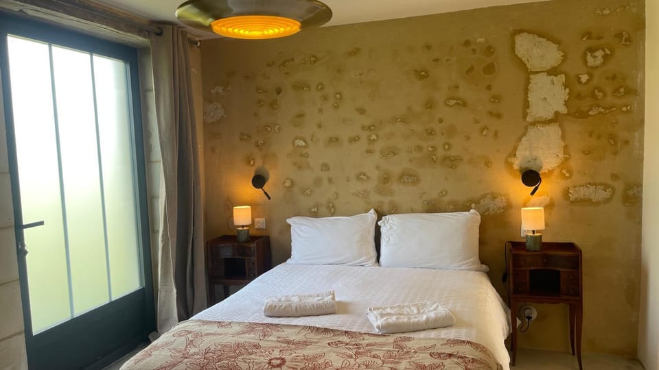 Bed, Bedroom, towels
