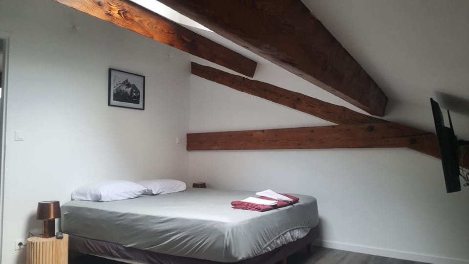 Bed, TV and multimedia, Photo of the whole room, Bedroom