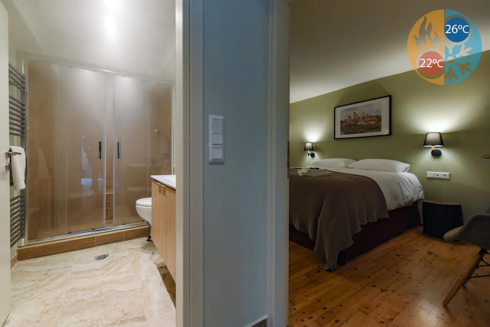 Shower, Property building, Bed, Bathroom, Photo of the whole room, Decorative detail, Bedroom, On site, Pets, Guests, children, young children, older children, group of guests, Family, internet, locker, towels, air conditioner