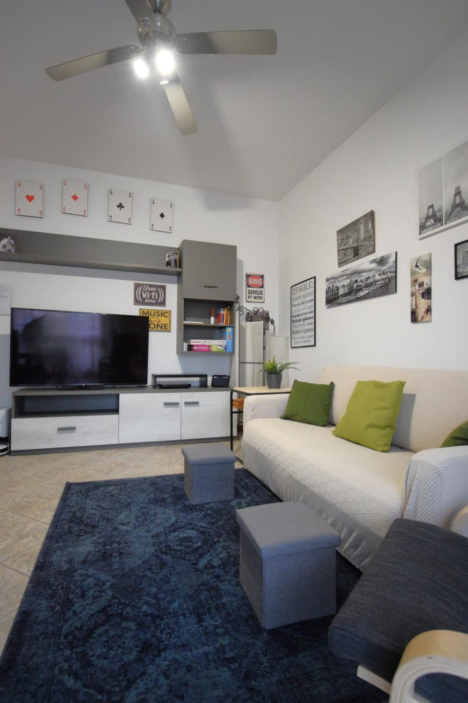 TV and multimedia, Living room, Seating area, Evening entertainment