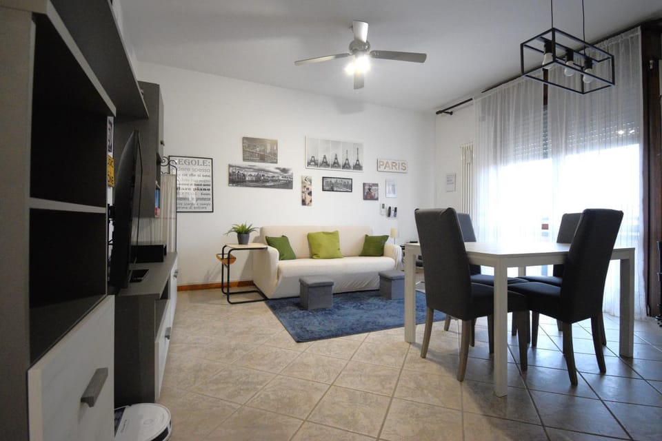 Kitchen or kitchenette, Seating area, Dining area