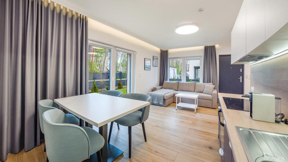 Kitchen or kitchenette, Living room, Seating area, Dining area