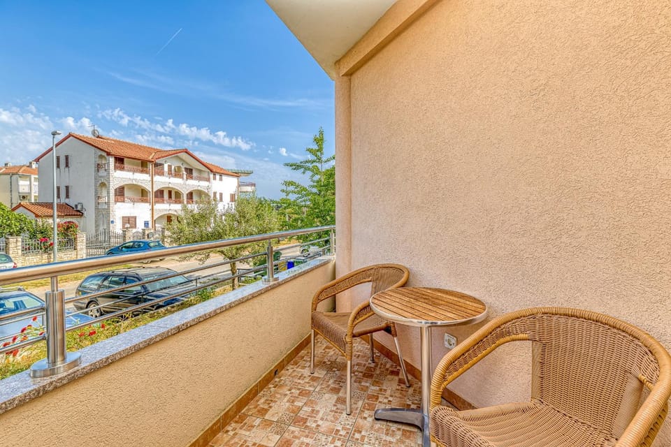 Balcony/Terrace, Street view