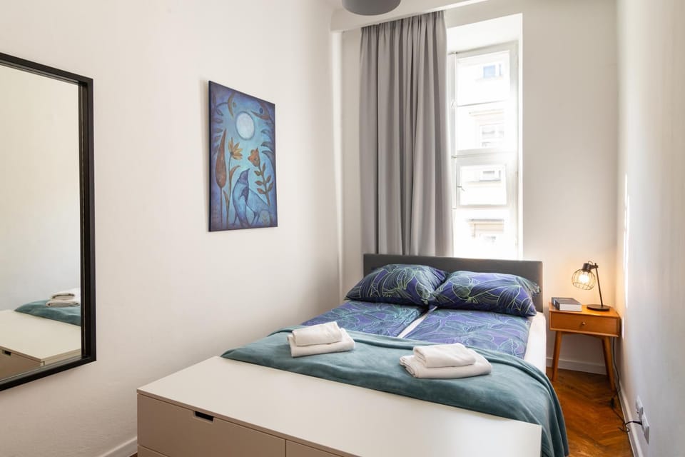Bed, Bedroom, towels