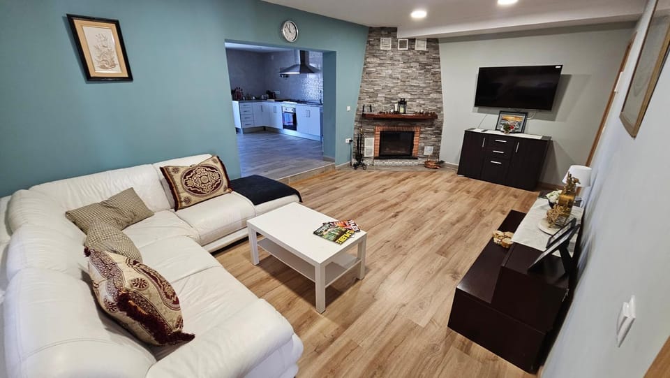 Communal lounge/ TV room, TV and multimedia, Kitchen or kitchenette, Living room, Seating area, flat iron