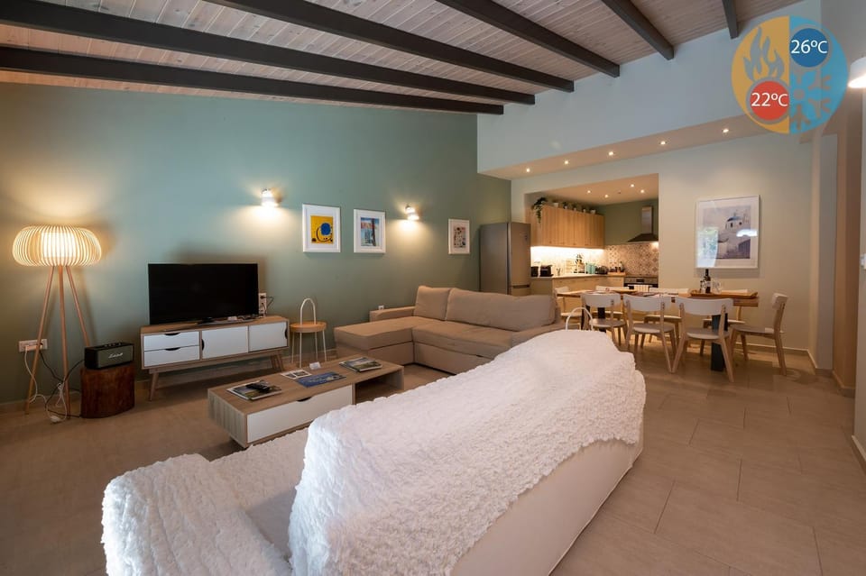 Property building, People, TV and multimedia, Living room, Decorative detail, Seating area, Dining area, On site, Pets, Guests, Area and facilities, Location, group of guests, Family, internet, locker, kitchen, air conditioner