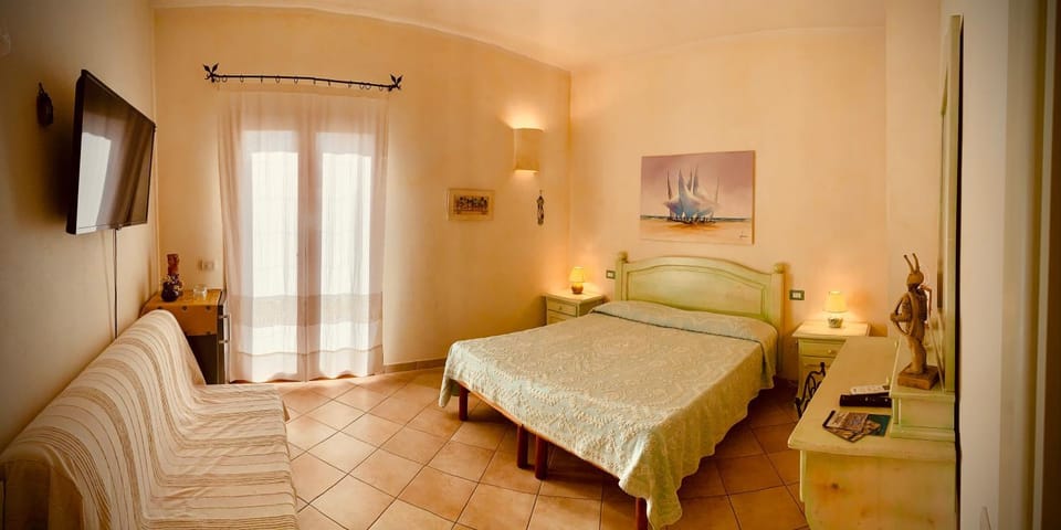 Bed, TV and multimedia, Photo of the whole room, Bedroom