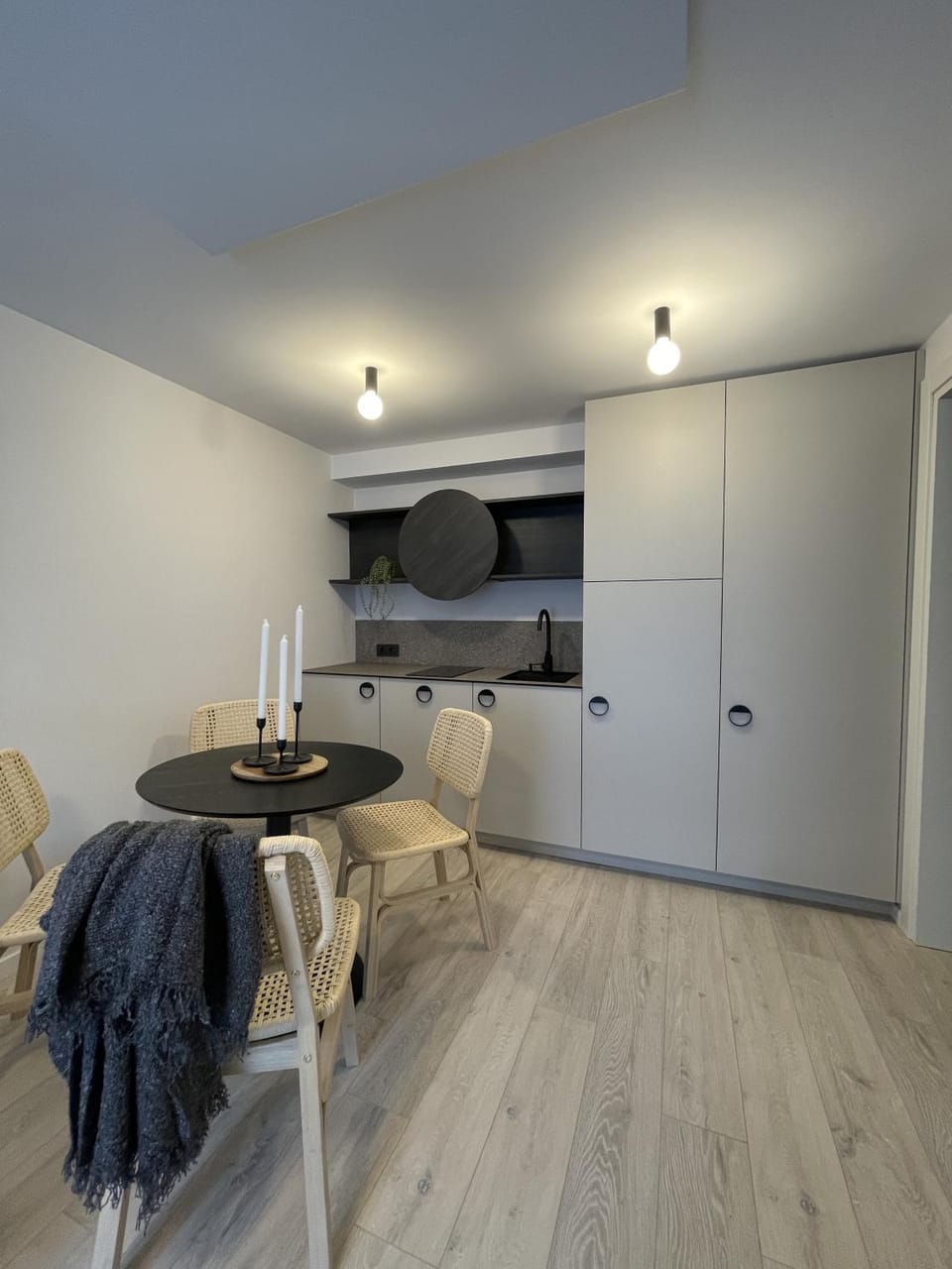 Kitchen or kitchenette, Dining area