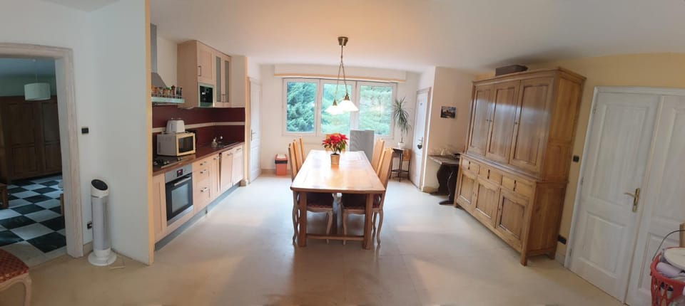 Coffee/tea facilities, dishwasher, microwave, oven, kitchen