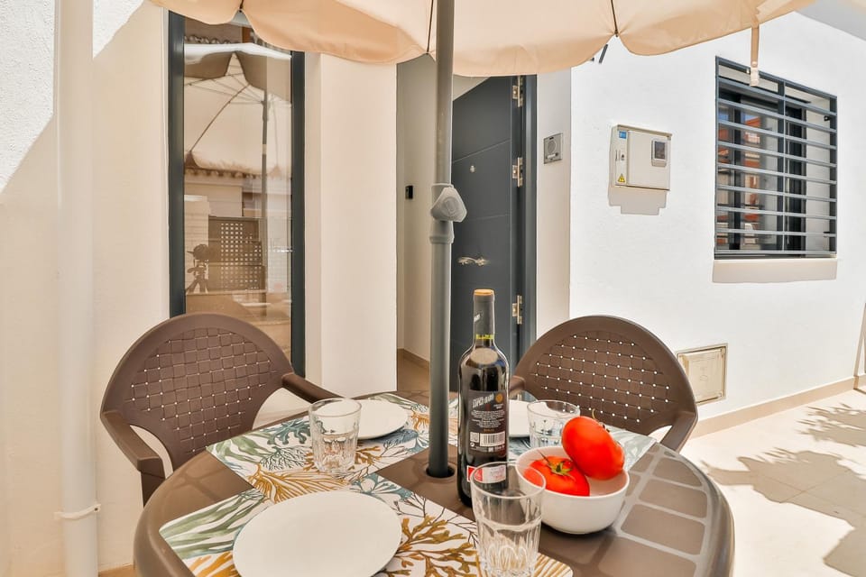 Kitchen or kitchenette, Living room, Seating area, Dining area, air conditioner