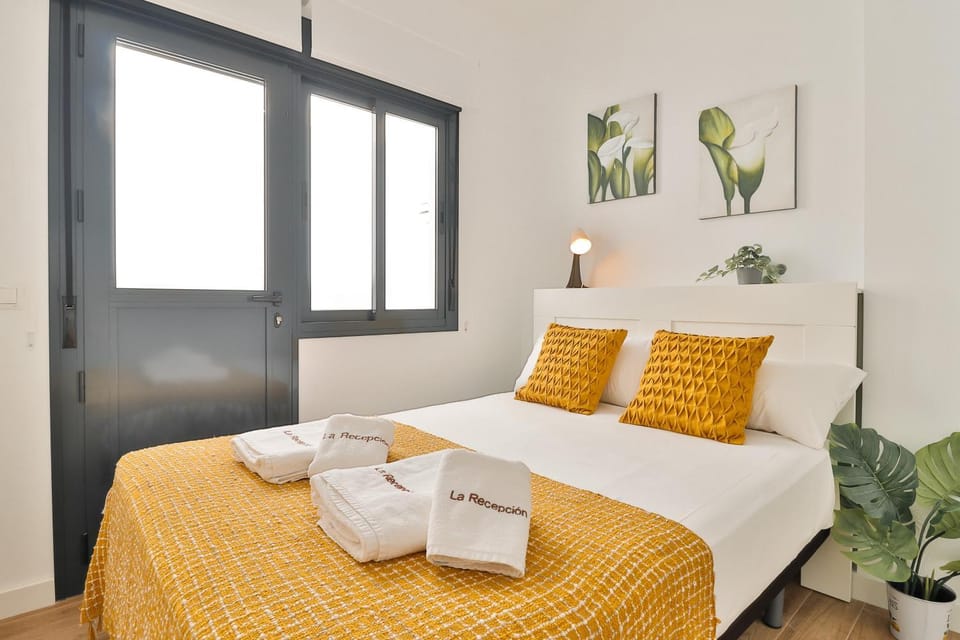 Bed, Photo of the whole room, Bedroom, towels