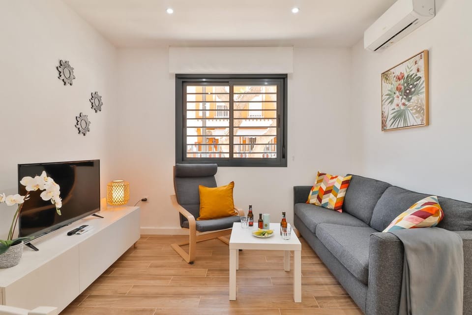 TV and multimedia, Living room, Seating area, air conditioner