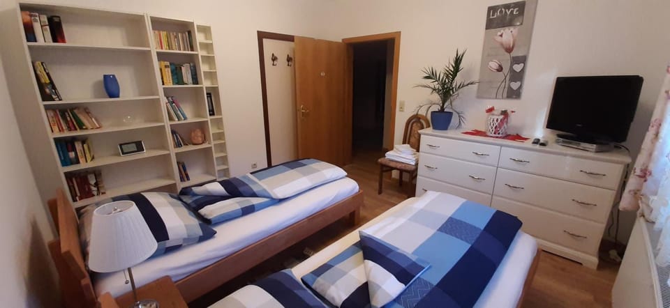 TV and multimedia, Photo of the whole room, Bedroom