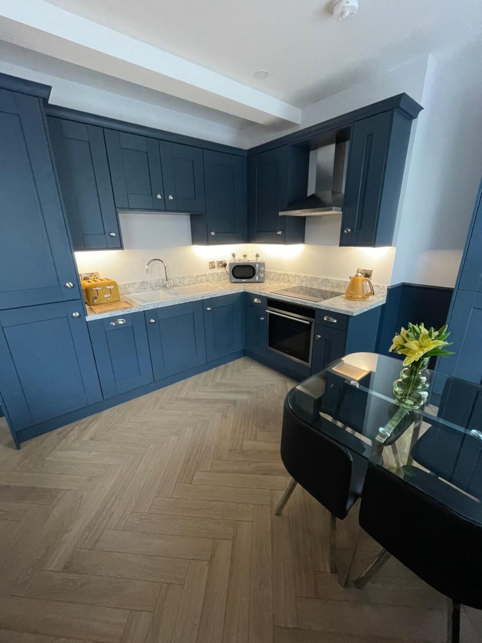 Kitchen or kitchenette, Dining area