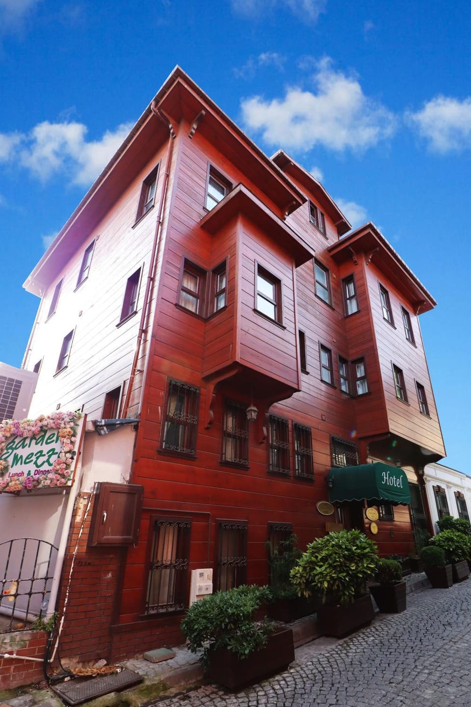 Property building, Facade/entrance, Other, Decorative detail, City view