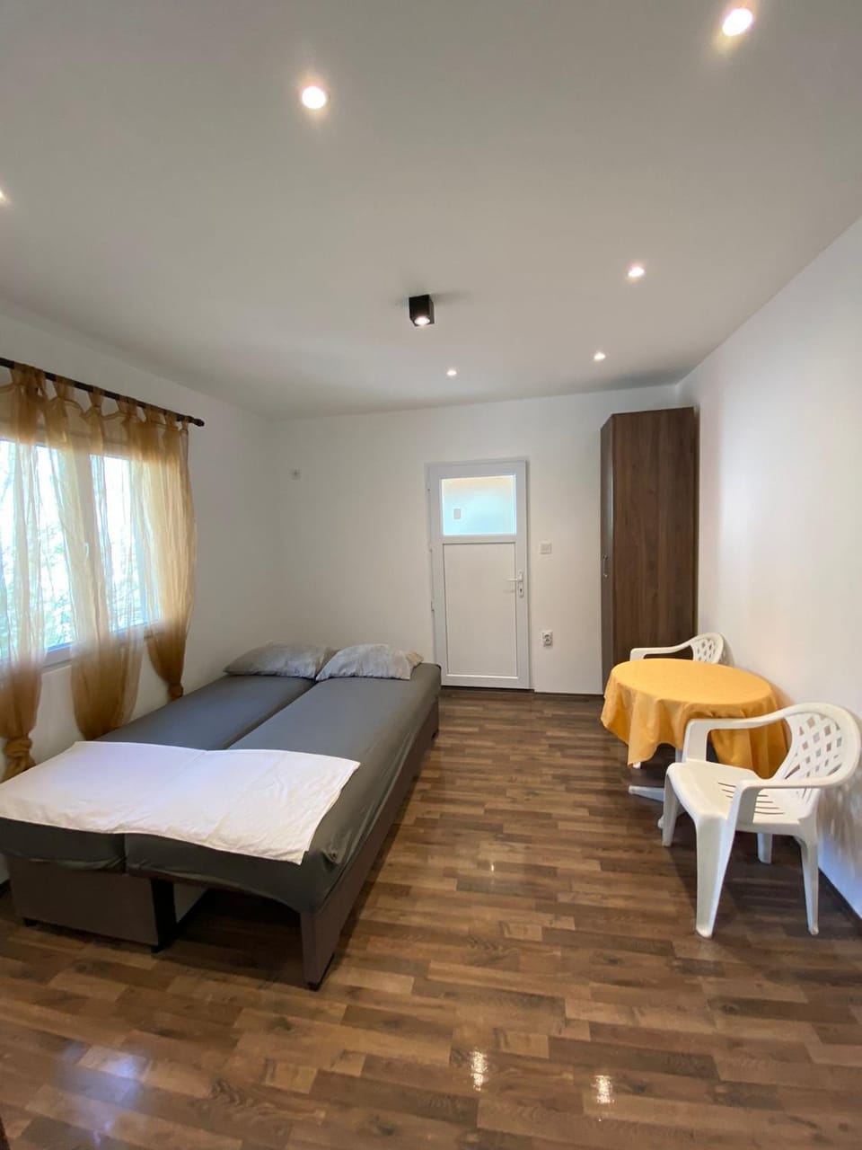 Bed, TV and multimedia, Living room, Photo of the whole room, Seating area, Bedroom