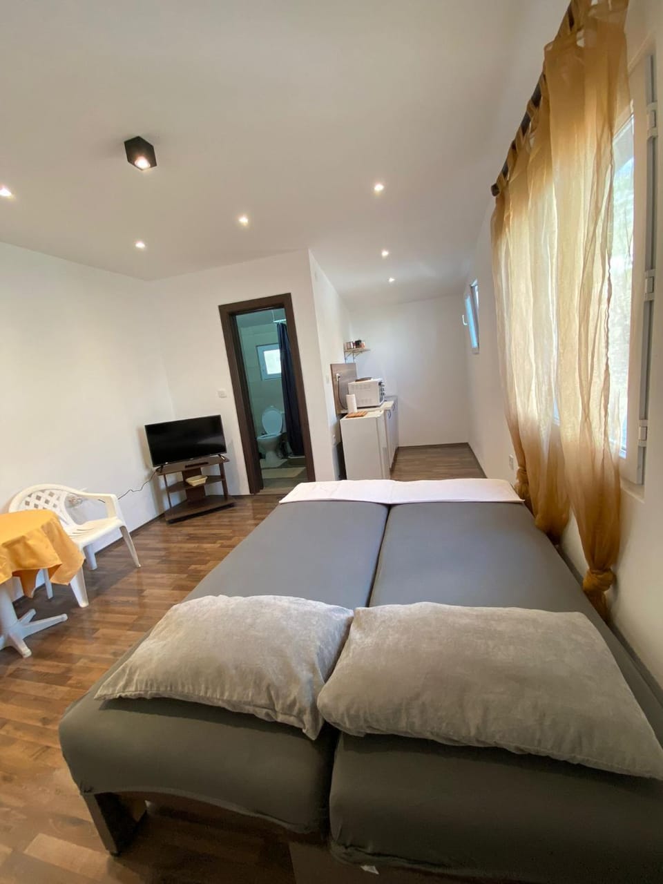 Bed, TV and multimedia, Kitchen or kitchenette, Living room, Photo of the whole room, Seating area, Bedroom
