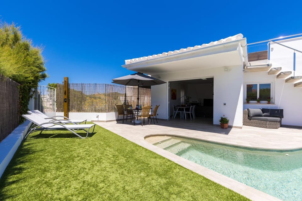 Property building, Garden, Swimming pool