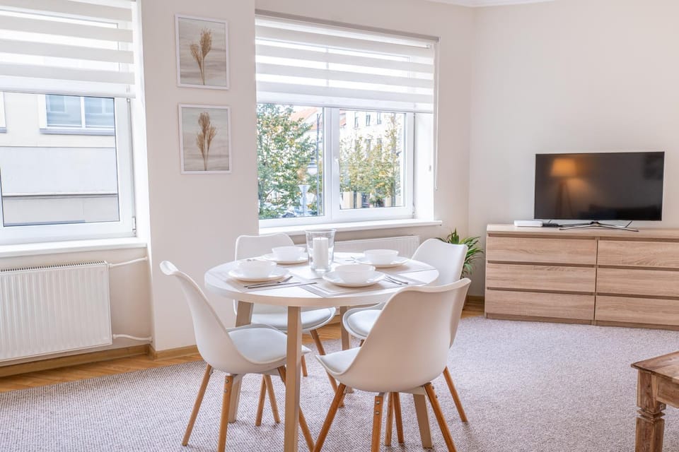 Communal lounge/ TV room, TV and multimedia, Living room, Seating area, Dining area