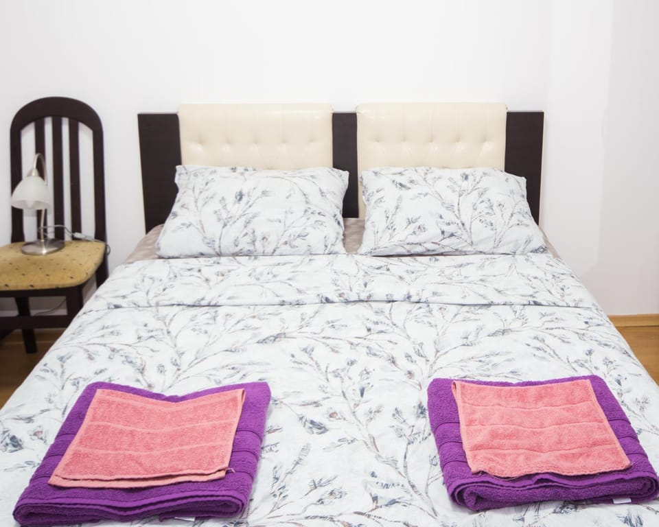 Bed, Photo of the whole room, Bedroom, towels