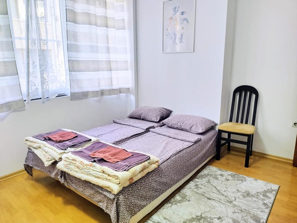 Bed, Living room, towels