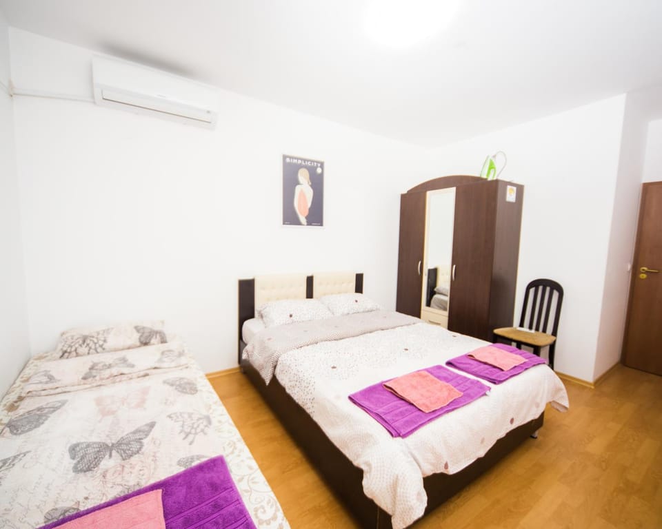 Bed, Bedroom, wardrobe, air conditioner