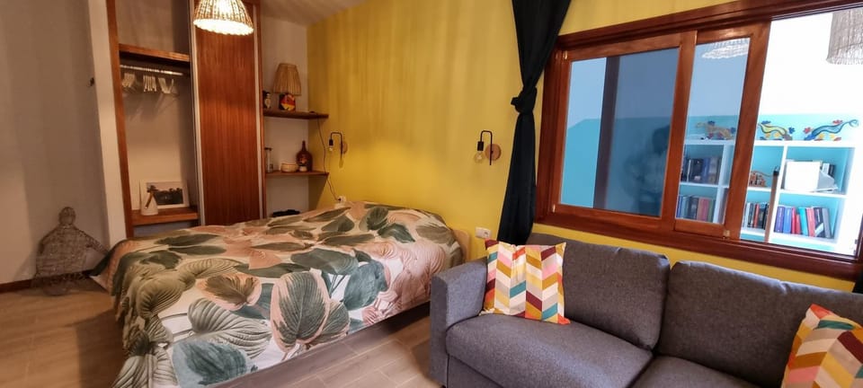 Bed, Photo of the whole room, Seating area