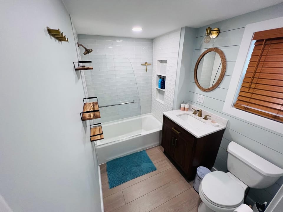 Toilet, Bathroom, Decorative detail