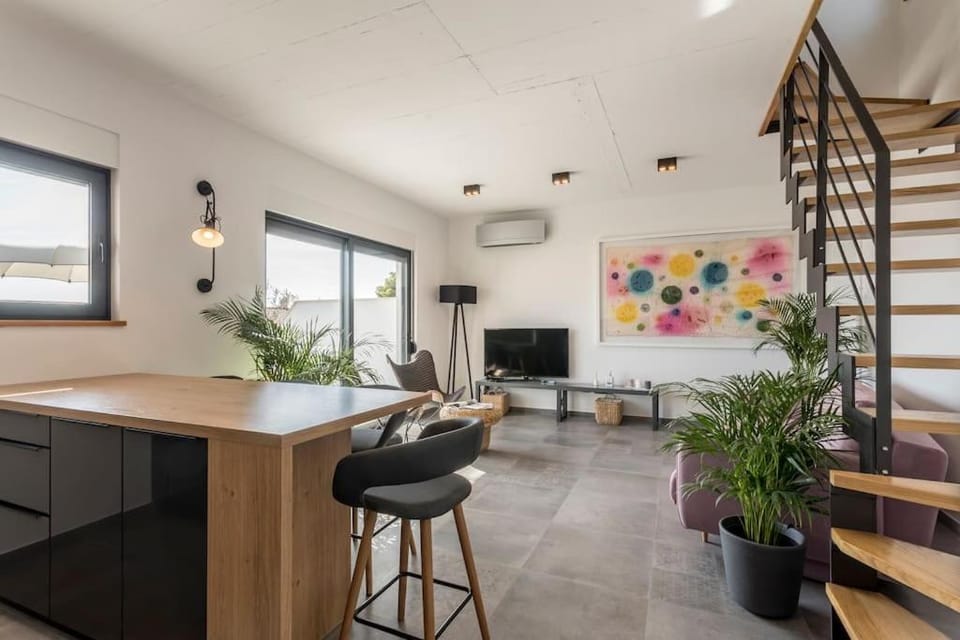 TV and multimedia, Living room, Seating area, Dining area, air conditioner