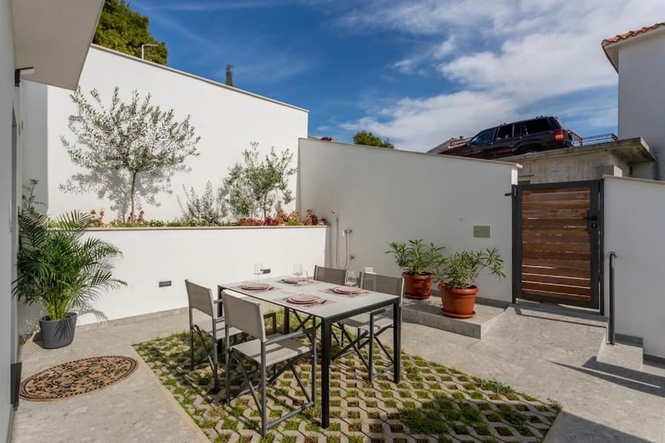 Patio, Garden, Dining area