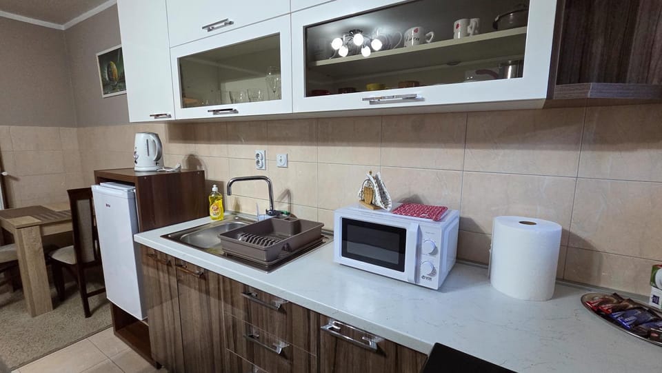 Coffee/tea facilities, Kitchen or kitchenette, Dining area, microwave, stove