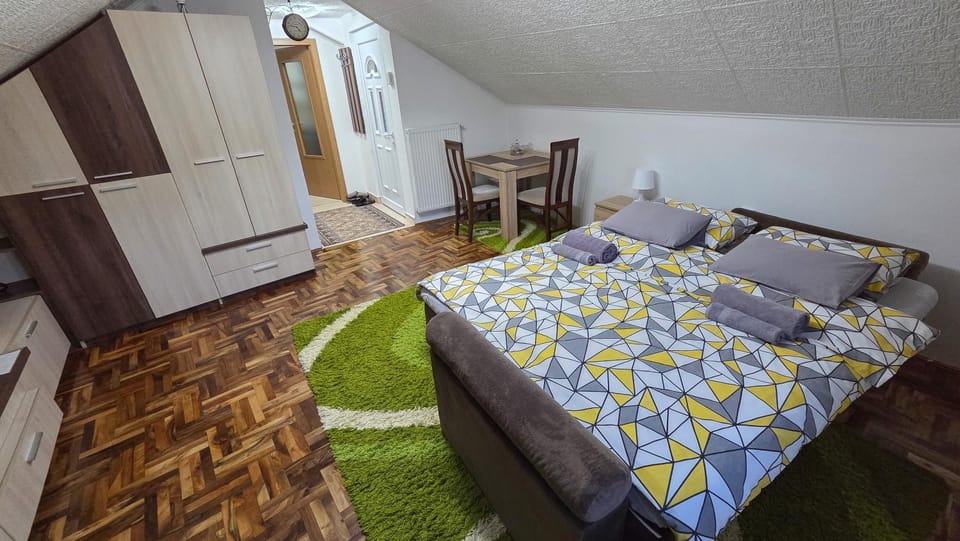 Bed, Seating area, Dining area, Bedroom, wardrobe