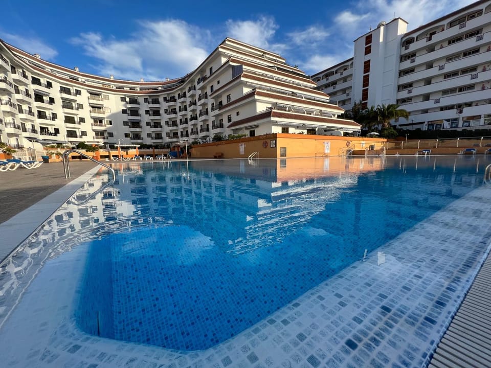 Property building, Day, Pool view, Swimming pool, Swimming pool, sunbed