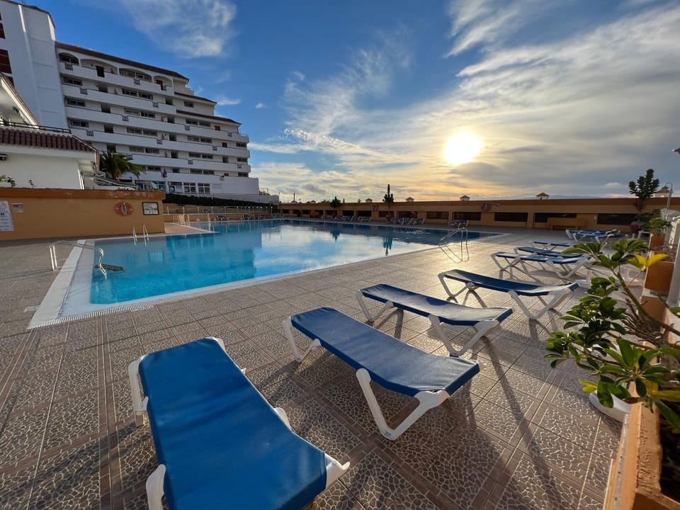 Day, Swimming pool, sunbed