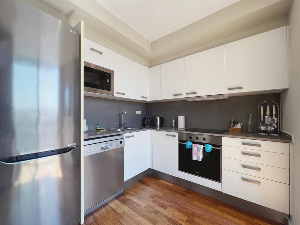 Kitchen or kitchenette, minibar, stove