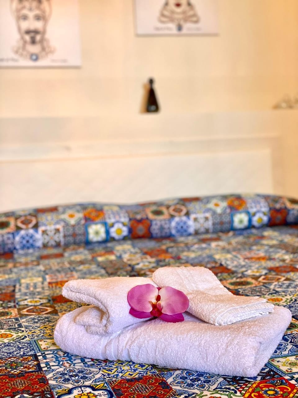 Bed, towels