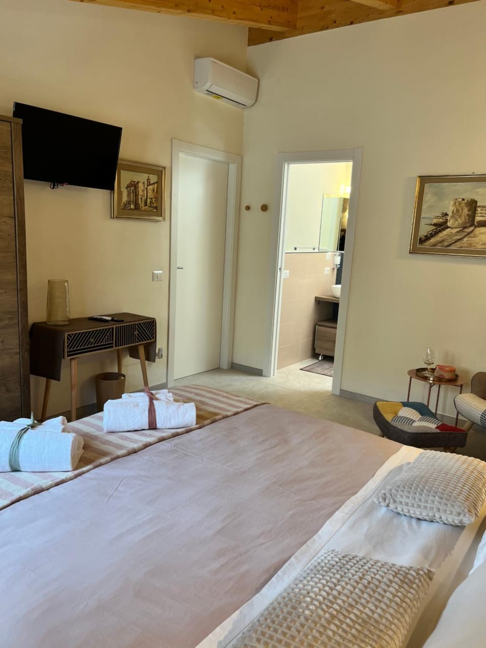 Bed, TV and multimedia, Photo of the whole room, Bedroom