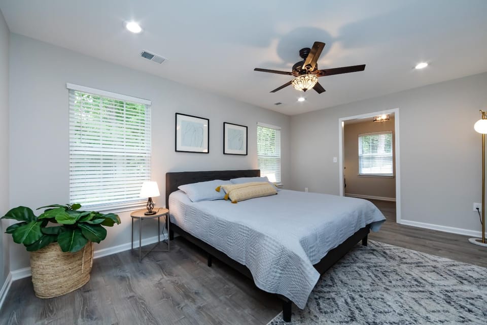 Photo of the whole room, Bedroom