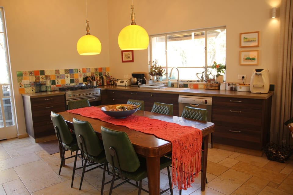 Coffee/tea facilities, Kitchen or kitchenette, Dining area, stove