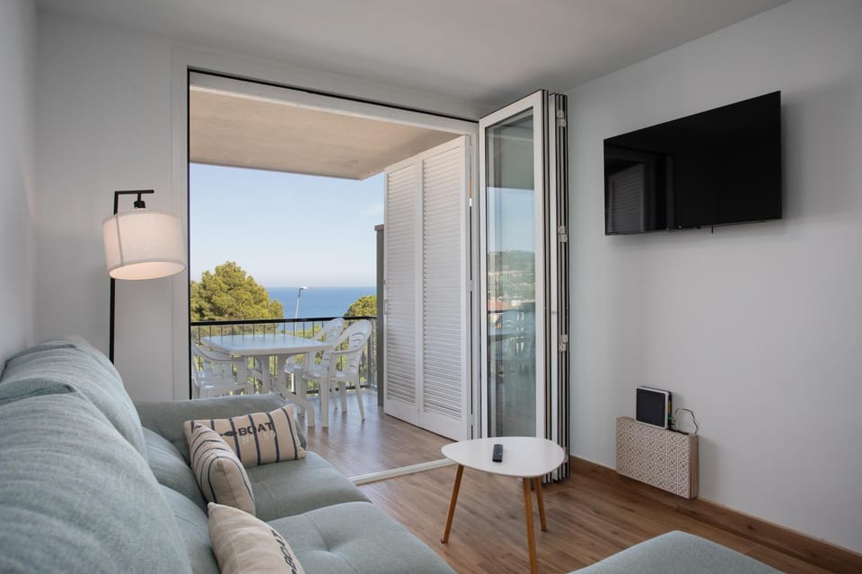 TV and multimedia, View (from property/room), Living room, Seating area, Sea view