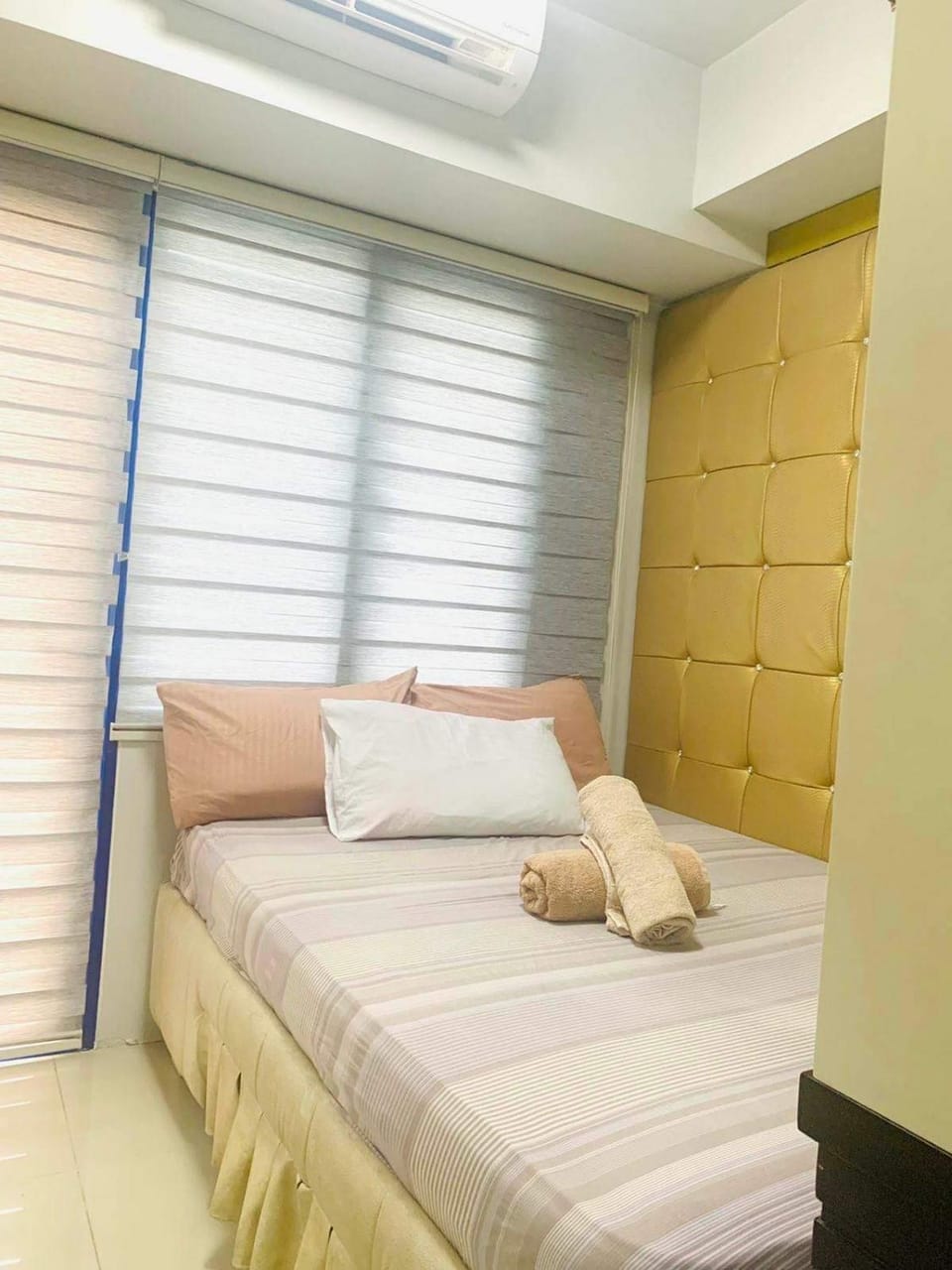 Bedroom, towels, air conditioner