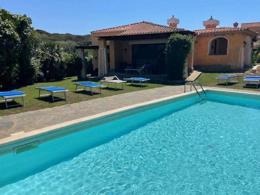 Villa Di Canio, Piscina privata, Wi-Fi & Netflix Villa in Punta de su Torrione