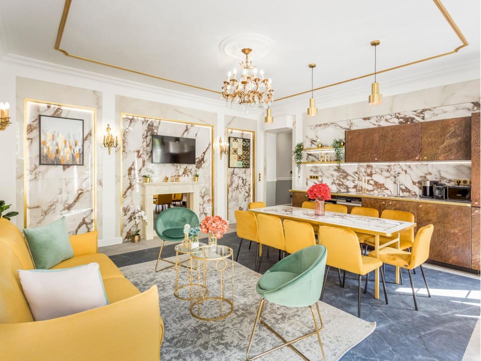 TV and multimedia, Kitchen or kitchenette, Living room, Seating area, Dining area