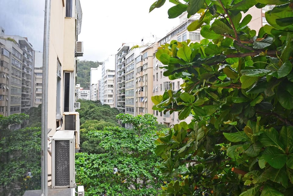 Comfortable 3 Bedrooms: Side Sea View Apartment in Rio de Janeiro