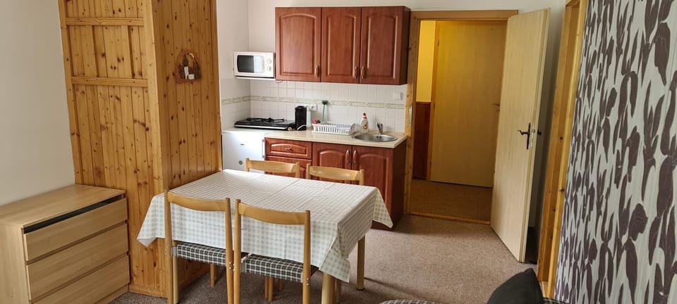 Kitchen or kitchenette, Dining area