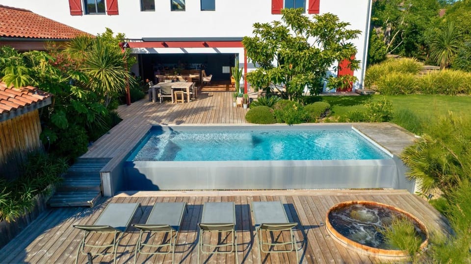 Property building, Garden, Swimming pool