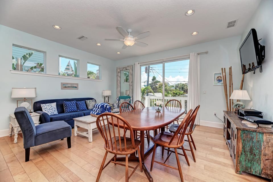 Villa Marianne: AMI North End, Steps to Beach, West of Gulf, Pool by Anna Maria Life House in Holmes Beach