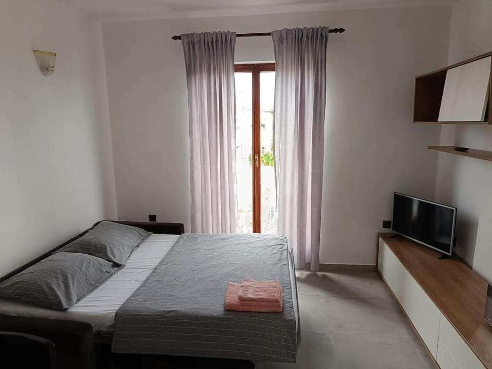 Bed, TV and multimedia, Bedroom