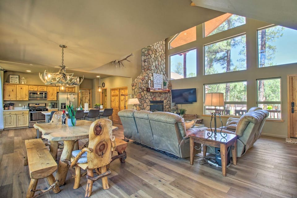 Wooded Hideaway! Spacious Show Low Log Cabin Cabin in Show Low